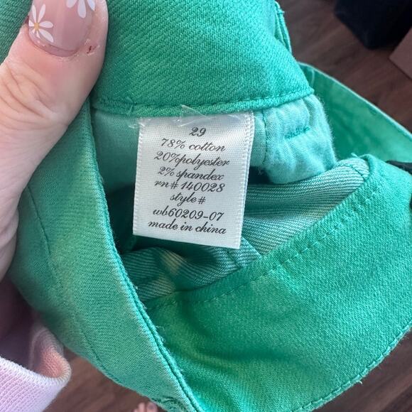 Women’s Green Shorts Size 29 NWT Casual Relaxed Fit Summer Staple Lightweight - Picture 3 of 3